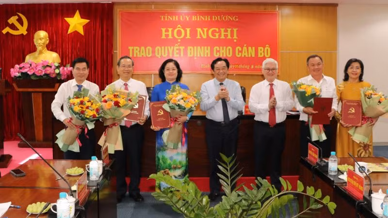 Bí thư Tỉnh ủy Bình Dương Nguyễn Văn Lợi và Phó Bí thư Thường trực Tỉnh ủy Bình Dương Nguyễn Hoàng Thao (thứ 3 và thứ 4, từ phải qua) trao các Quyết định và tặng hoa cho cán bộ được điều động, bổ nhiệm và nghỉ hưu.