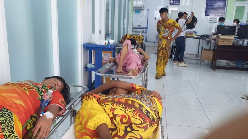 Nhiều người dân trong Đoàn Lân sư rồng nhập viện sau khi ăn sáng bằng bánh mì chay từ thiện.