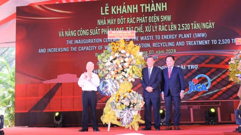 Nguyên Chủ tịch nước Nguyễn Minh Triết tặng lẵng hoa chúc mừng buổi lễ.