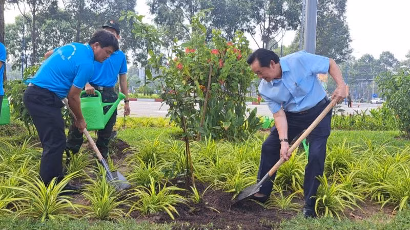 Phó Bí thư Thường trực Tỉnh ủy Bình Dương Nguyễn Hoàng Thao (bên phải) trồng cây xanh tại lễ phát động.
