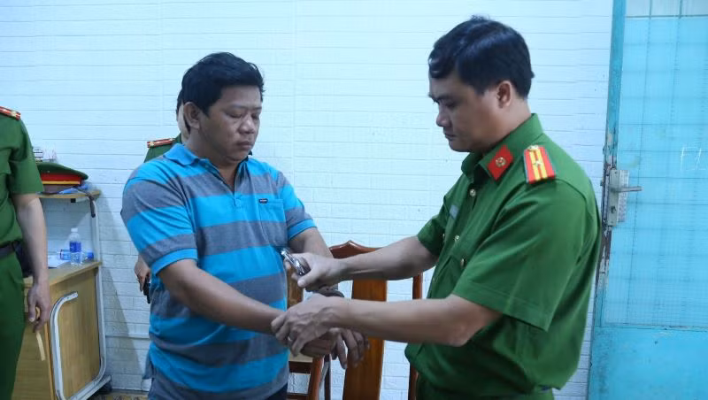 Các đối tượng bị khởi tố và bắt tạm giam về hành vi Lừa đảo chiếm đoạt tài sản. Các đối tượng bị khởi tố và bắt tạm giam về hành vi Lừa đảo chiếm đoạt tài sản.