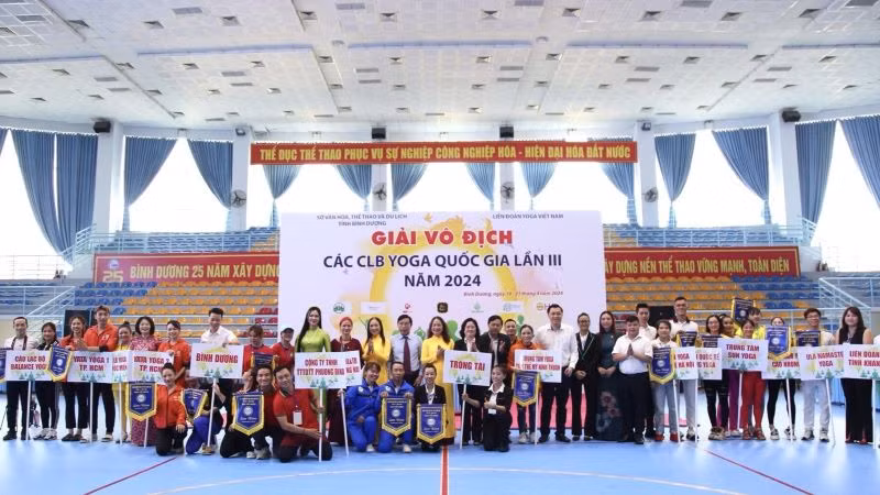 Các đại biểu cùng Ban tổ chức chụp ảnh lưu niệm với đại diện các đoàn tham dự giải. Các đại biểu cùng Ban tổ chức chụp ảnh lưu niệm với đại diện các đoàn tham dự giải.
