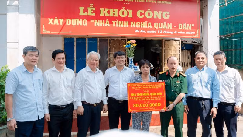 Tặng nhà tình nghĩa quân-dân cho người dân. Tặng nhà tình nghĩa quân-dân cho người dân.