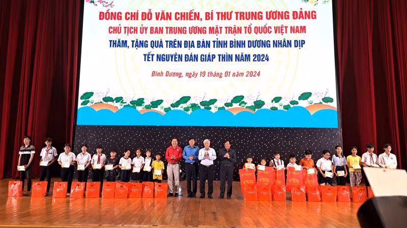 Đồng chí Đỗ Văn Chiến và các đại biểu trao tặng quà cho các cháu mồ côi do dịch bệnh Covid-19.
