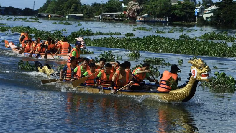 Các đội thuyền tranh tài sôi nổi. Các đội thuyền tranh tài sôi nổi.