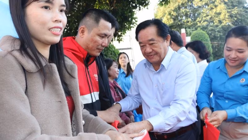 Phó Bí thư Thường trực Tỉnh ủy Bình Dương Nguyễn Hoàng Thao chúc Tết và trao tặng quà cho đoàn viên công đoàn, công nhân lao động.