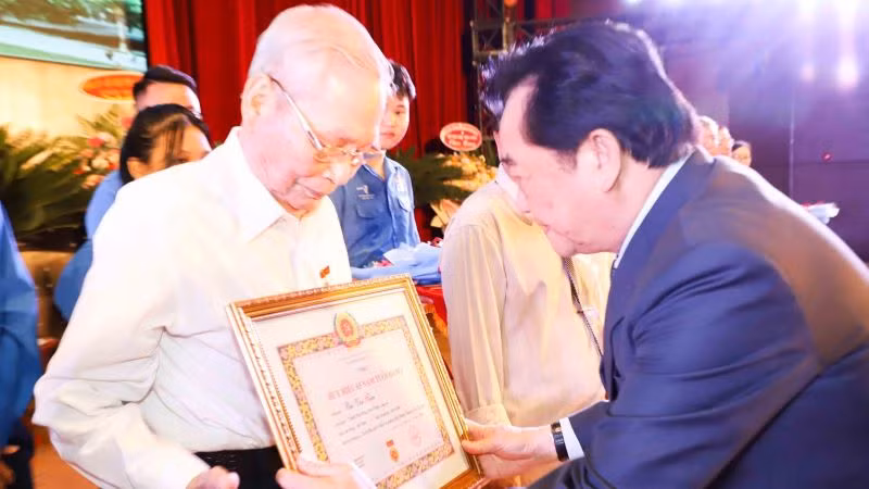 Đồng chí Nguyễn Hoàng Thao, Phó Bí thư Thường trực Tỉnh ủy Bình Dương trao tặng Huy hiệu Đảng cho đảng viên.