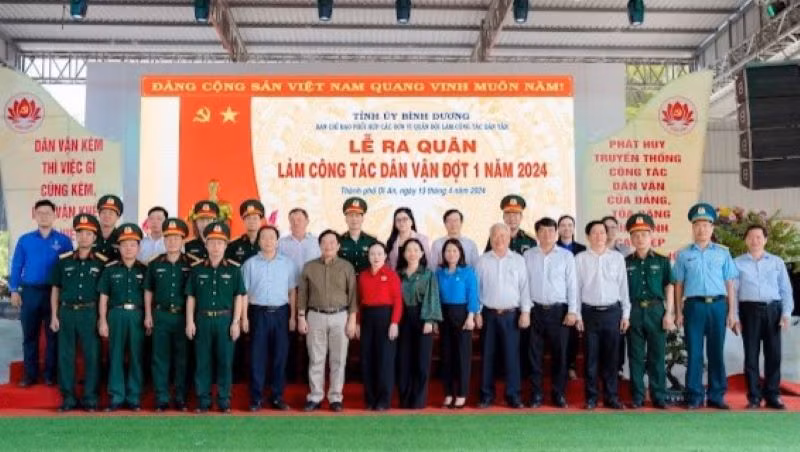 Lãnh đạo tỉnh Bình Dương và đại diện các đơn vị quân đội chụp hình lưu niệm tại Lễ ra quân. Lãnh đạo tỉnh Bình Dương và đại diện các đơn vị quân đội chụp hình lưu niệm tại Lễ ra quân.