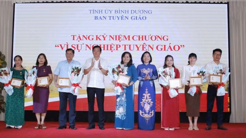 Trao tặng Kỷ niệm chương Vì sự nghiệp Tuyên giáo của Ban Tuyên giáo Trung ương cho các cá nhân. Trao tặng Kỷ niệm chương Vì sự nghiệp Tuyên giáo của Ban Tuyên giáo Trung ương cho các cá nhân.
