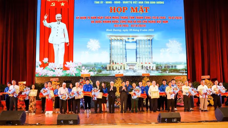 Trao tặng Huy hiệu Đảng cho các đồng chí nguyên lãnh đạo tỉnh Bình Dương qua các thời kỳ. 