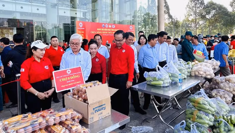 Các đại biểu tham quan Phiên chợ 0 đồng tại chương trình.