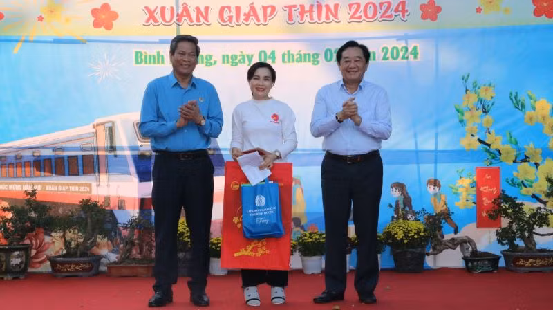 Đồng chí Nguyễn Hoàng Thao, Phó Bí thư Thường trực Tỉnh ủy Bình Dương (bên phải) và đồng chí Huỳnh Thanh Xuân, Phó Chủ tịch Tổng Liên đoàn Lao động Việt Nam trao tặng quà cho đoàn viên Công đoàn.