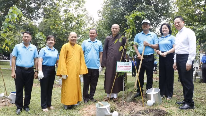 Các đại biểu trồng cây xanh tại phường Vĩnh Tân, thành phố Tân Uyên, tỉnh Bình Dương. Các đại biểu trồng cây xanh tại phường Vĩnh Tân, thành phố Tân Uyên, tỉnh Bình Dương.