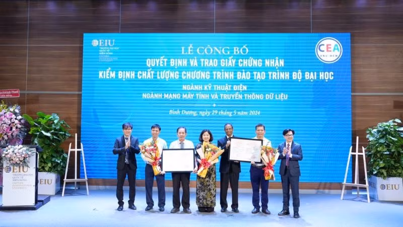 Phó Giáo sư, Tiến sĩ Lê Ngọc Quỳnh Lam, Giám đốc Trung tâm Kiểm định chất lượng giáo dục Đại học Quốc gia Hồ Chí Minh (giữa) trao Giấy chứng nhận kiểm định chất lượng chương trình đào tạo cho Trường đại học Quốc tế Miền Đông. 