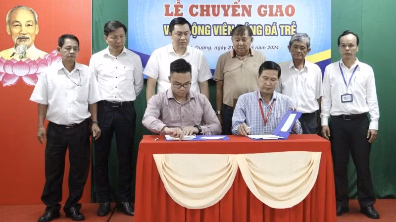 Đại diện Trung tâm Huấn luyện và Thi đấu thể thao tỉnh Bình Dương ký kết chuyển giao vận động viên U15 cho Câu lạc bộ bóng đá trẻ Becamex Bình Dương.