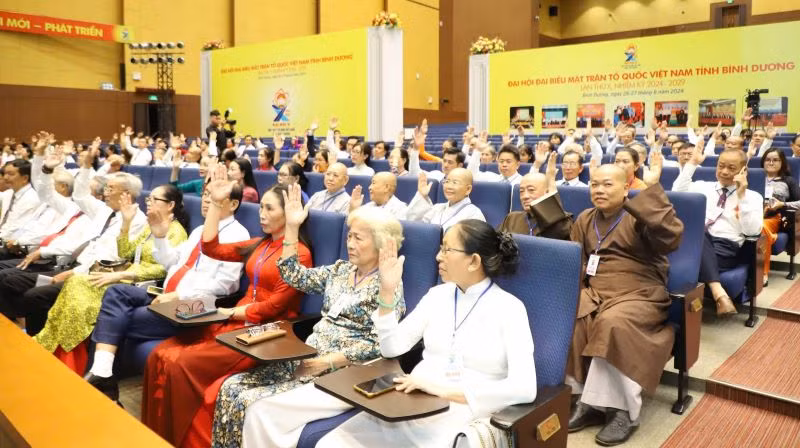 Các đại biểu biểu quyết tại đại hội. Các đại biểu biểu quyết tại đại hội.