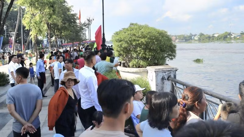 Hàng nghìn người dân đến cổ vũ cho các đội thuyền. Hàng nghìn người dân đến cổ vũ cho các đội thuyền.
