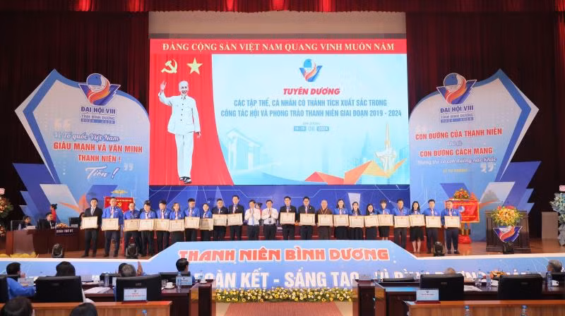 Tuyên dương và khen thưởng các tập thể và cá nhân có thành tích xuất sắc trong công tác hội và phong trào thanh niên giai đoạn 2019-2024.