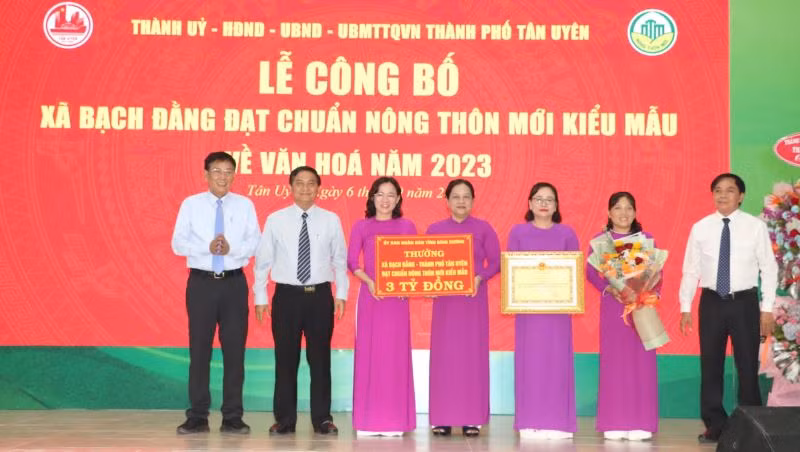 Lãnh đạo tỉnh Bình Dương trao Quyết định công nhận và phần thưởng cho xã Bạch Đằng đạt chuẩn nông thôn mới kiểu mẫu về văn hóa.