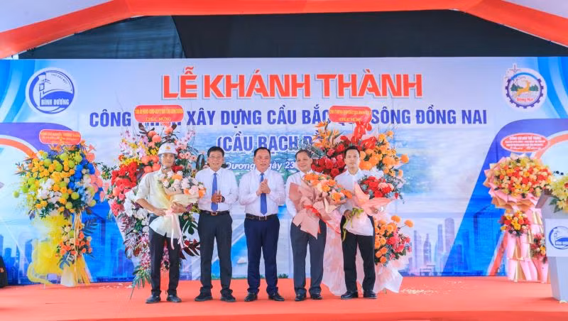 Lãnh đạo Ủy ban nhân dân tỉnh Bình Dương và lãnh đạo Ủy ban nhân dân tỉnh Đồng Nai trao tặng hoa cho các đơn vị thi công. Lãnh đạo Ủy ban nhân dân tỉnh Bình Dương và lãnh đạo Ủy ban nhân dân tỉnh Đồng Nai trao tặng hoa cho các đơn vị thi công.