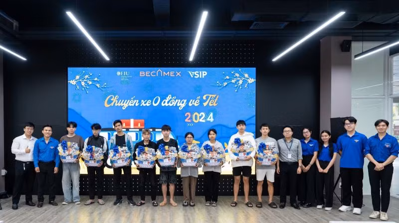 Đoàn Trường đại học quốc tế Miền Đông trao quà Tết cho sinh viên trước khi lên xe về quê.