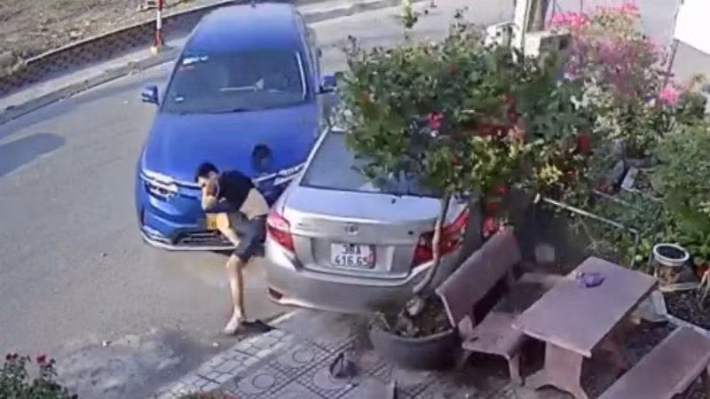 Camera ghi lại hình ảnh đối tượng Hồ Đình Quyết dùng ô-tô tông gãy chân anh B.