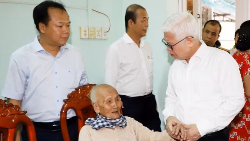 Bí thư Tỉnh ủy Bình Dương Nguyễn Văn Lợi (bên phải) thăm hỏi và trao tặng quà cho bà Huỳnh Thị Ní, là vợ liệt sĩ.