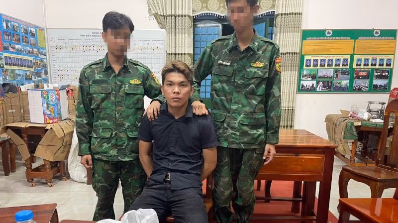 Một đối tượng trong đường dây ma túy bị bắt giữ. Một đối tượng trong đường dây ma túy bị bắt giữ.