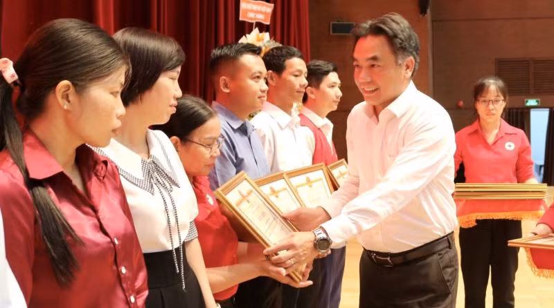 Phó Chủ tịch Ủy ban nhân dân tỉnh Bình Dương Nguyễn Lộc Hà trao Bằng khen của Ủy ban nhân dân tỉnh cho các gia đình, cá nhân có thành tích trong công tác hiến máu tình nguyện.