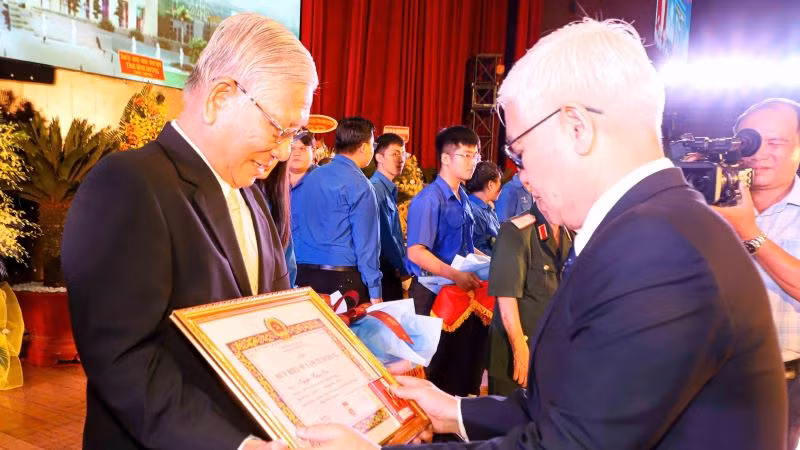 Bí thư Tỉnh ủy Bình Dương Nguyễn Văn Lợi trao tặng Huy hiệu Đảng cho đồng chí Nguyễn Hoàng Sơn, nguyên Phó Bí thư Tỉnh ủy, nguyên Chủ tịch Ủy ban nhân dân tỉnh Bình Dương.