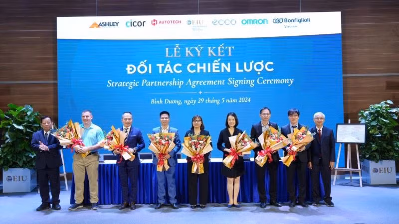 Lãnh đạo Tổng công ty Becamex IDC trao tặng hoa chúc mừng Trường đại học Quốc tế Miền Đông và các doanh nghiệp ký kết đối tác chiến lược. Lãnh đạo Tổng công ty Becamex IDC trao tặng hoa chúc mừng Trường đại học Quốc tế Miền Đông và các doanh nghiệp ký kết đối tác chiến lược.