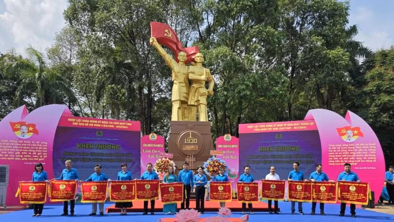 12 tập thể tiêu biểu nhận Cờ toàn diện của Tổng Liên đoàn Lao động Việt Nam tại buổi lễ. 12 tập thể tiêu biểu nhận Cờ toàn diện của Tổng Liên đoàn Lao động Việt Nam tại buổi lễ.