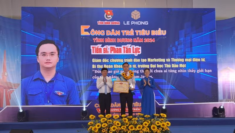 Chủ tịch Ủy ban nhân dân tỉnh Bình Dương tuyên dương "Công dân trẻ tiêu biểu tỉnh Bình Dương" năm 2024.
