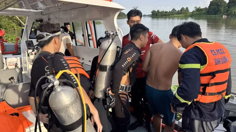 Đến hơn 17 giờ ngày 4/6, công tác tiềm kiếm nạn nhân vụ đuối nước vẫn đang tiến hành khẩn trương. 
