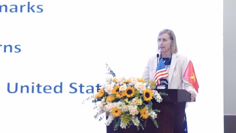 Bà Susan Burns, Tổng Lãnh sự Hoa Kỳ tại Thành phố Hồ Chí Minh phát biểu ý kiến tại hội thảo.