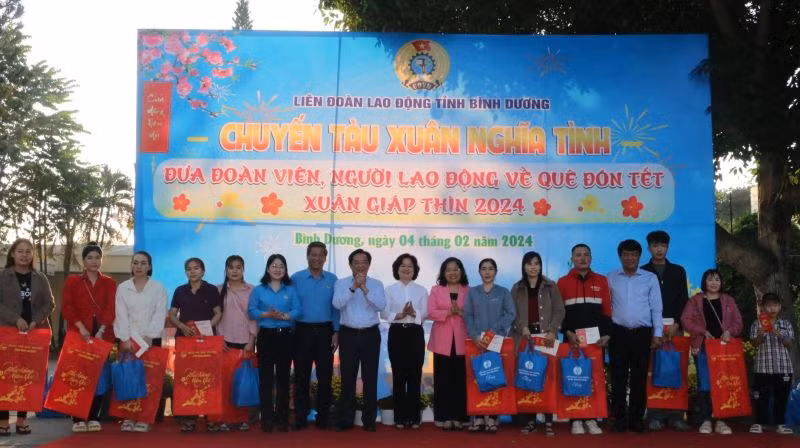 Các đại biểu trao tặng quà cho đoàn viên công đoàn, công nhân lao động tại Lễ xuất phát “Chuyến tàu Xuân nghĩa tình”.