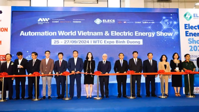 Lãnh đạo tỉnh Bình Dương và các đại biểu thực hiện nghi thức khai mạc triển lãm.