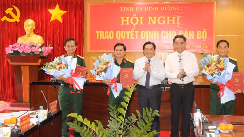 Lãnh đạo tỉnh Bình Dương trao các Quyết định của Bộ Quốc phòng cho các đồng chí lãnh đạo Bộ Chỉ huy quân sự tỉnh Bình Dương. 