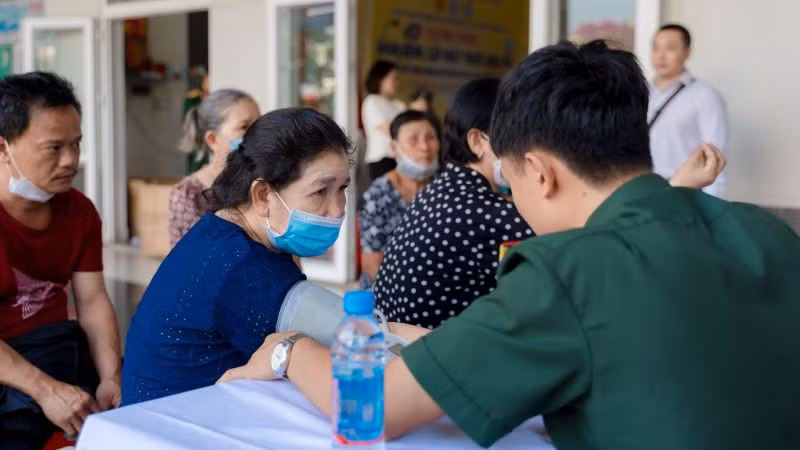 Bác sĩ quân y tại các đơn vị quân đội khám bệnh cho người dân tại Lễ ra quân. Bác sĩ quân y tại các đơn vị quân đội khám bệnh cho người dân tại Lễ ra quân.