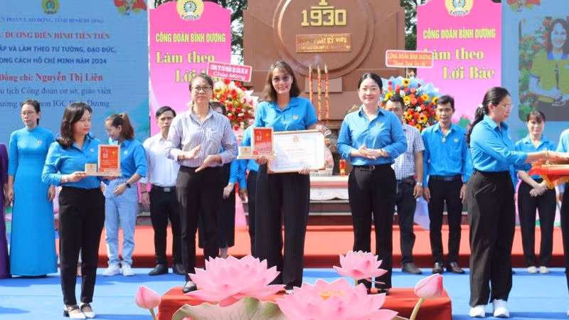 Trao Bằng khen và Biểu trưng cho các cá nhân tiêu biểu. Trao Bằng khen và Biểu trưng cho các cá nhân tiêu biểu.