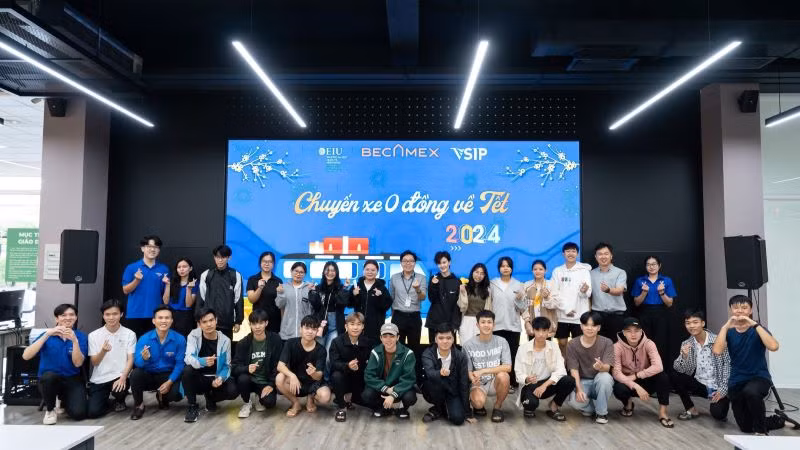Sinh viên chụp hình lưu niệm trước khi bắt đầu hành trình về quê.