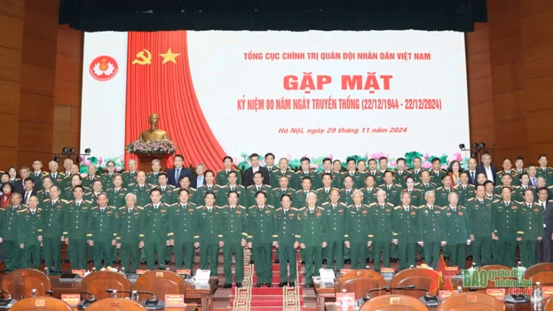Thượng tướng Trịnh Văn Quyết chụp ảnh cùng các đại biểu tham dự buổi gặp mặt. (Ảnh: qdnd.vn)