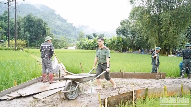 Cán bộ, chiến sĩ Công an tỉnh Bắc Kạn góp sức xây dựng công trình nông thôn mới cho xã Giáo Hiệu, huyện Pác Nặm. (Ảnh: THÙY DƯƠNG)