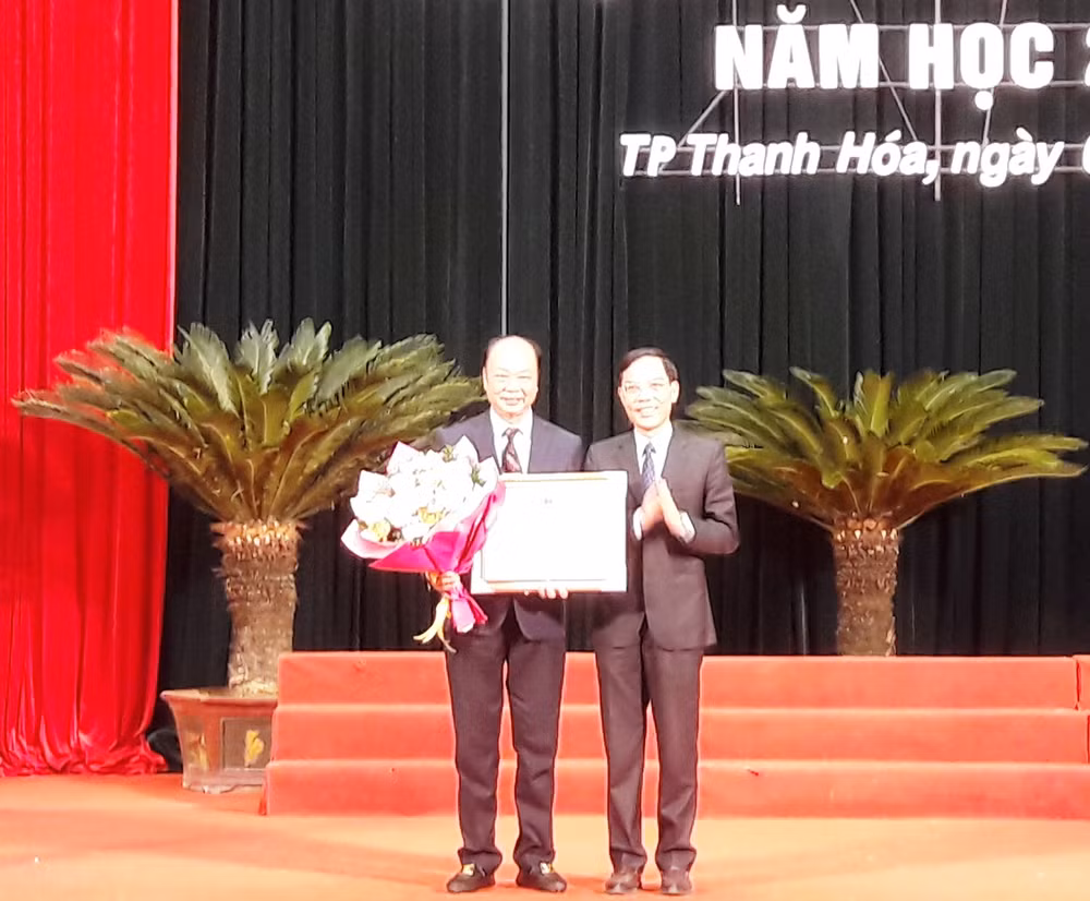 Lãnh đạo Ủy ban nhân dân tỉnh Thanh Hóa trao tặng Bằng khen cho Quỹ khuyến học, khuyến tài Nguyễn Đan Quế Lãnh đạo Ủy ban nhân dân tỉnh Thanh Hóa trao tặng Bằng khen cho Quỹ khuyến học, khuyến tài Nguyễn Đan Quế