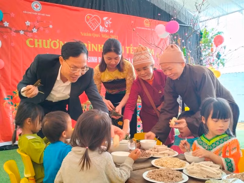 Lãnh đạo tỉnh Thanh Hóa cùng những cá nhân thiện nguyện chăm lo bữa ăn bảo đảm dinh dưỡng cho trẻ em.