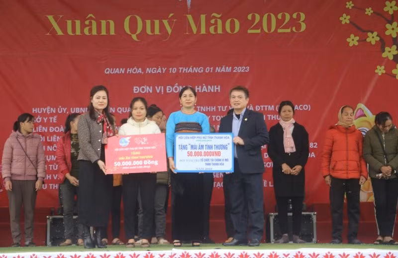 Nhà tài trợ cùng Hội Liên hiệp Phụ nữ tỉnh Thanh Hóa trao khoản hỗ trợ xây 2 căn nhà nhân ái cho hộ nghèo.