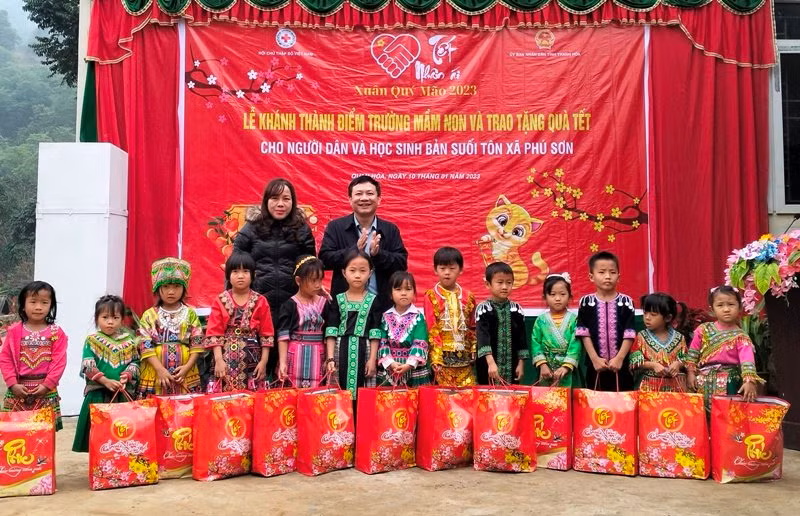 Lãnh đạo Sở Giáo dục và Đào tạo tặng quà cho học sinh dân tộc H'Mông.