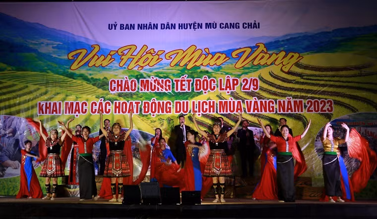 Tiết mục ca ngợi quê hương Mù Cang Chải đổi mới. Tiết mục ca ngợi quê hương Mù Cang Chải đổi mới.