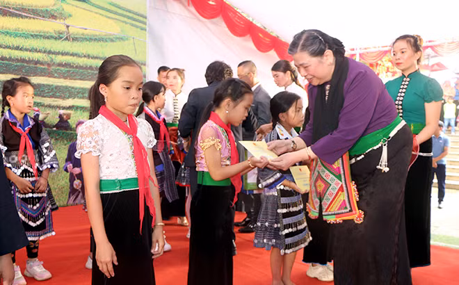 Trao học bổng cho học sinh nghèo vượt khó. Trao học bổng cho học sinh nghèo vượt khó.