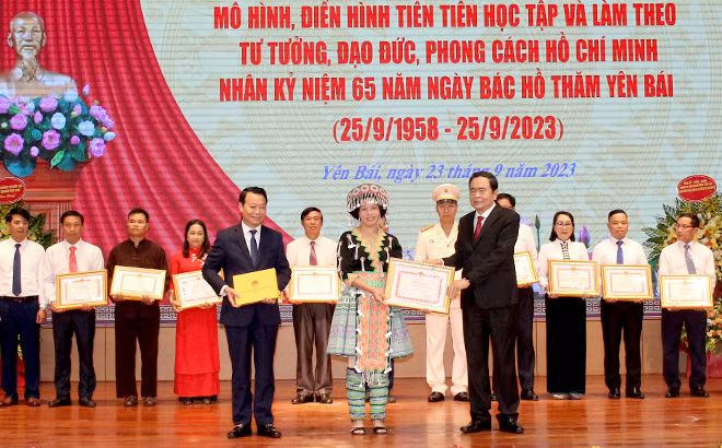 Khen thưởng cá nhân có thành tich xuất sắc.